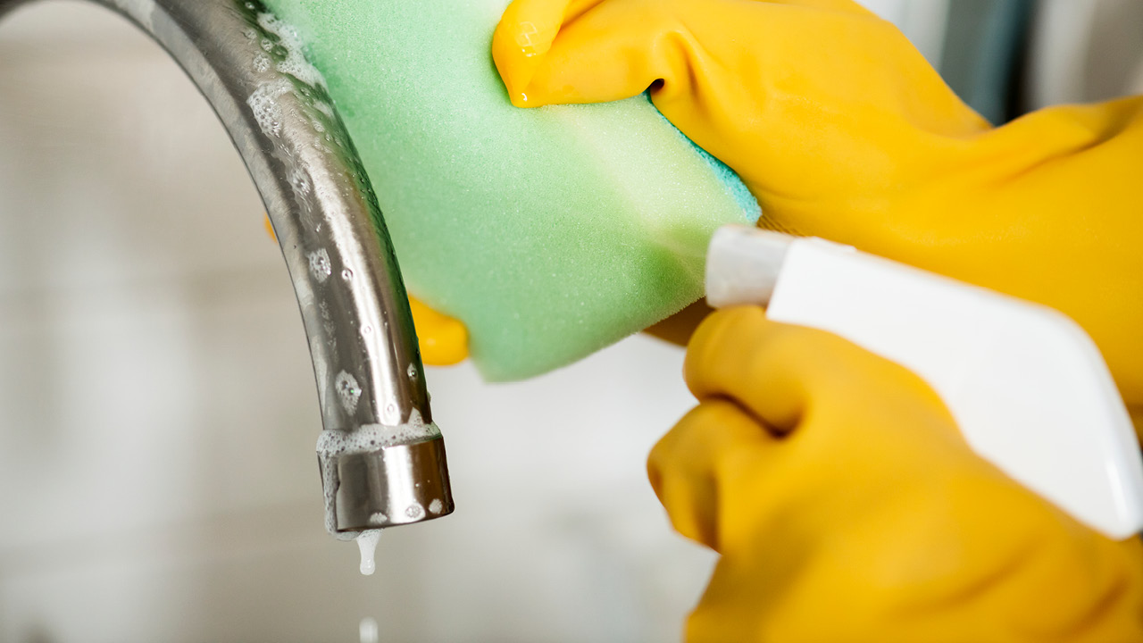 Waschbecken und Armaturen reinigen